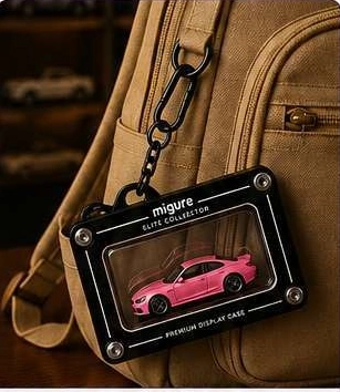 Çantaya takılmış Bag Pocket Case içinde pembe model araç